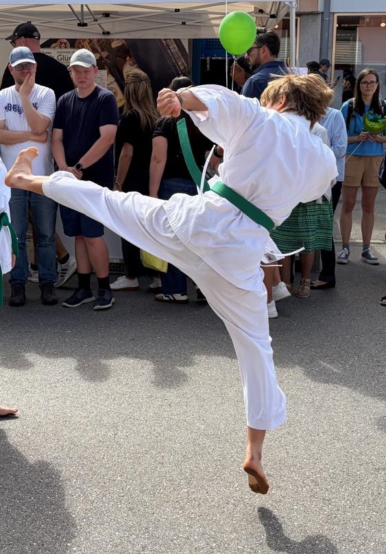 Taekwon-Do Schülerin / Grüngurt von hinten beim Kick